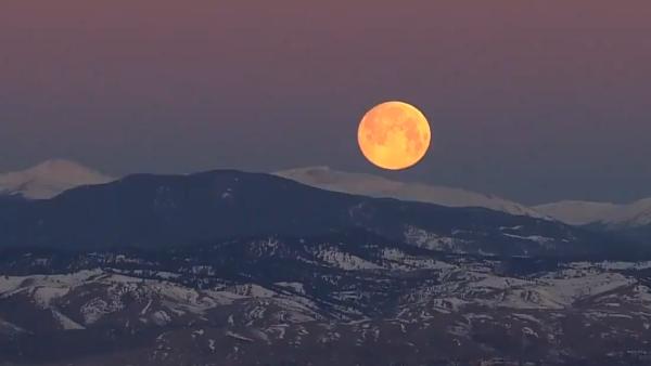 今年最后一次超级月亮：满月逢春分