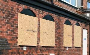 英国伯明翰清真寺遭人砸碎窗户，目前袭击者仍在逃
