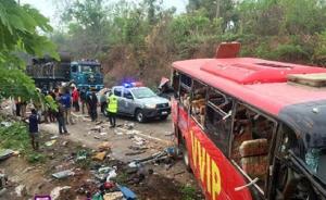 加纳两辆公交车相撞起火至少60人死亡，暂未查明事故原因