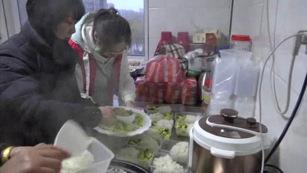 盐城爆炸救援：志愿者自发做快餐分发
