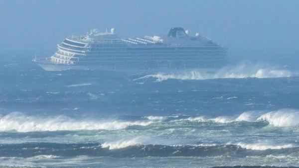 挪威游轮海上引擎故障，千余游客被困