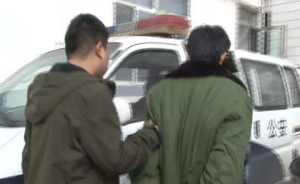 95后演员周文与其母吸毒在山西被抓，之前被南京警方通缉