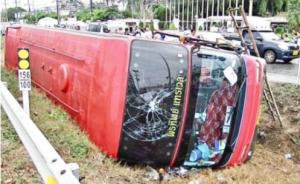 泰国一辆满载中国游客大巴侧翻，致13名乘客受伤
