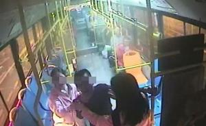 四川内江一男子酒后乘公交辱骂脚踢司机，两女大学生全力劝阻