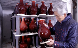 50余年钻研传承，她把一生风华献给颜色釉瓷