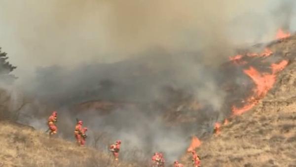 沁源山火势头得到遏制，过火面积约万亩