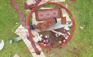 一年搬家几十次，哈萨克族牧民住毡房睡地毯
