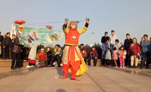 因喜欢《西游记》，72岁老人扮孙悟空广场表演空竹5年