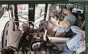 长沙一男子不牵绳带狗乘车遭拒后暴打公交司机，接受警方调查