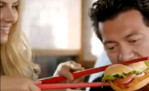 广告中用筷子吃汉堡被指种族歧视，美国“汉堡王”删除并道歉