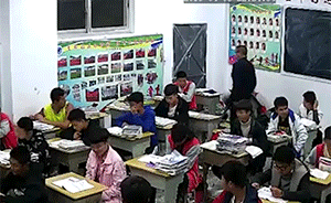云南一教师踢翻课桌打学生头，已被停职