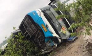 安徽合肥境内一客车侧翻，包括司机在内5人死亡