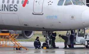 韩国载111人客机跑道上爆胎，疑似被军机着陆装置勾住