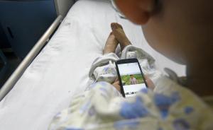 七岁男童五年没见妈妈，患重病后每天抱着手机看照片