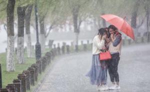 突降暴雨，没带伞的女生抱成一团防淋湿，成西湖独特一景