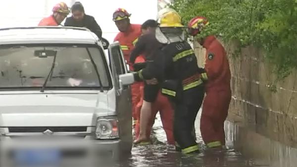 枣庄降雨致积水，消防趟水背出被困司机