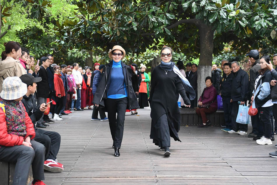 04-VCG1112065216402019年4月10日，浙江杭州多位平均年龄50岁的市民自发组织在西湖边举行时装走秀，吸引了众多市民、游客驻足观赏。