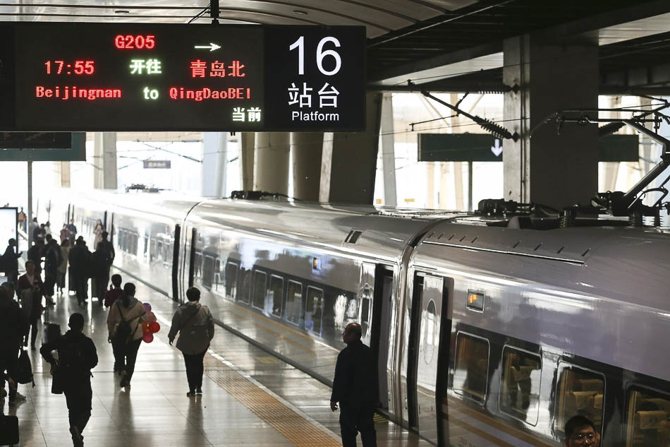 05-VCG1112065220132019年4月10日，G205次“复兴号”动车组停靠在北京南站。当日，全国铁路实施新的列车运行图。G205次是铁路调图后，北京到青岛一站直达的首发提速高铁。北京到青岛间的运行时间首