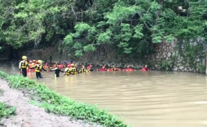 消防员手拉手，蹚河搜救深圳失联工人