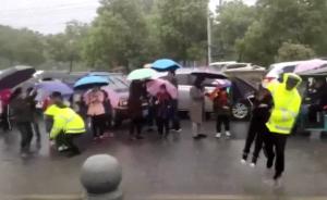 大雨致道路积水，交警趟水抱小学生上学