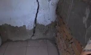 央视：吉林一村庄扶贫危房外糊一层砖，屋里土墙一直裂到屋顶