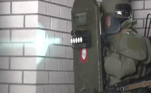 俄罗斯军方新型护盾：“闪瞎”敌人双眼