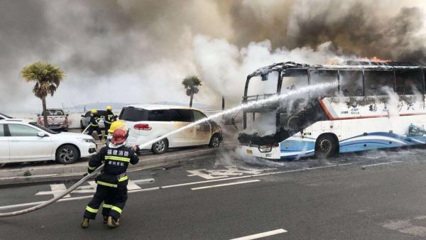 乘客携带的香火未燃尽，大巴车厢被烧穿