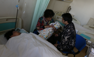 中国大陆首例试管婴儿当妈妈了，31年后在同一家医院生产