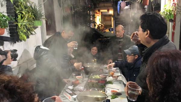 这是一条会定期聚餐的上海弄堂