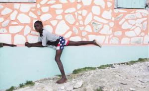 影集｜海地的孩子穿着从美国来的二手衣