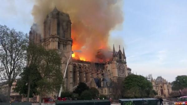 全球在哭泣：巴黎圣母院大火尖塔已倒塌