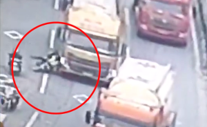 生死10秒：摩托车变道骑手遭罐车碾压，乘客翻滚躲过一劫