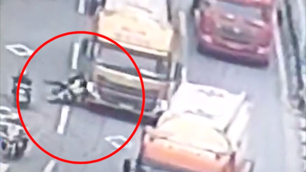 生死10秒：摩托车变道骑手遭罐车碾压，乘客翻滚躲过一劫