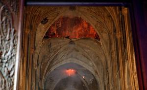 法国巴黎圣母院突发大火，标志性尖塔倒塌