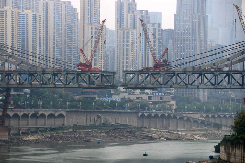 09-2019年4月15日，重庆曾家岩嘉陵江大桥即将合龙。