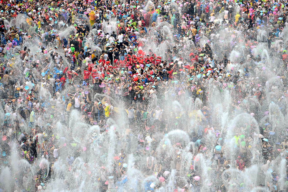 10-4月15日，人们在景洪市泼水广场上泼水狂欢。当日，云南省西双版纳傣族自治州举行傣历新年取水仪式及泼水狂欢，各族群众和游客在景洪市泼水广场互相泼水，互祝吉祥、幸福。