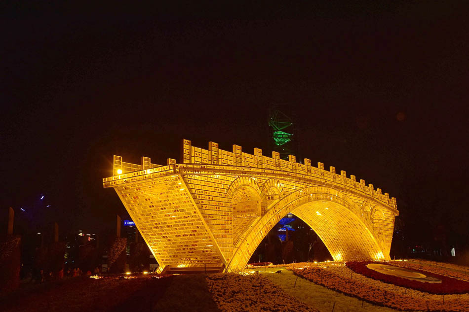 2019年4月15日，北京奥林匹克公园，丝路金桥景观照明开启。