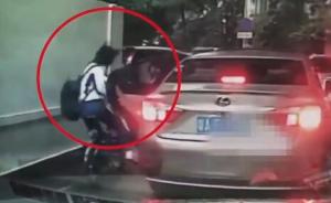 广州一乘车人开车门撞倒骑车学生，警方：双方已达成赔偿协议