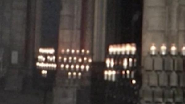 巴黎圣母院灾后新画面：内部蜡烛仍在烧