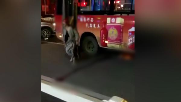 公交车撞多车致1死6伤，7岁女童遇难