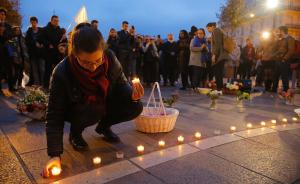 巴黎圣母院灾后第二晚：民众点烛祈祷