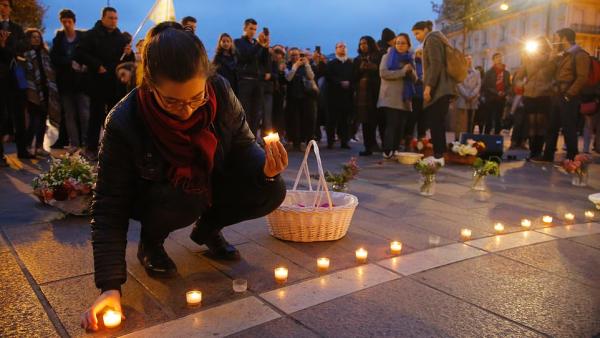 巴黎圣母院灾后第二晚：民众点烛祈祷