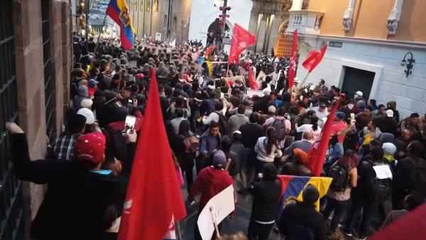 不满阿桑奇被捕，厄瓜多尔民众游行抗议