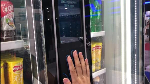 这个AI自贩柜，买东西“刷”手掌就够了