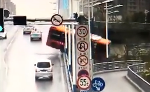 扬州一公交车失控冲出大桥，倾斜45度悬挂半空两人受伤