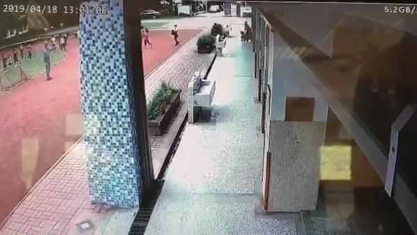 花莲地震小学师生撤离，有孩子摔倒