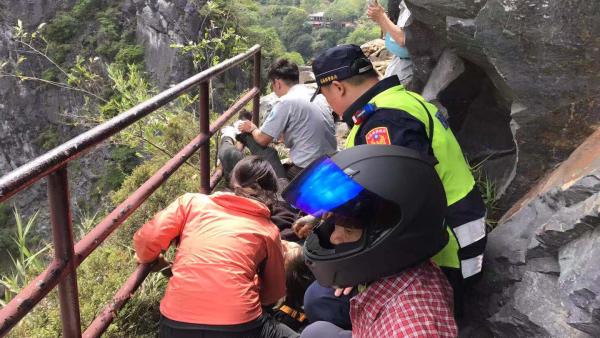 花莲地震，马来籍游客被落石击中后昏迷