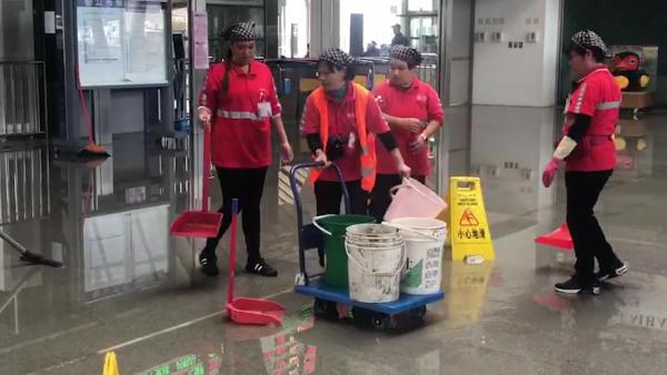 花莲火车站消防管线受损，候车大厅被淹