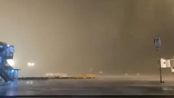 广州暴雨：白云机场延误取消近两百架航班