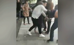 挪车纠纷，小学生母亲喊来前夫殴打对方